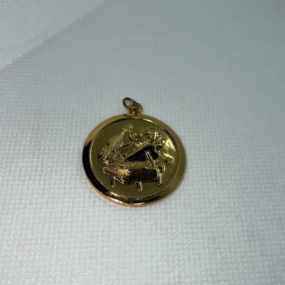 MUSICAL INSTRUMENT PENDANT CHARM GOLD TONE, PIANO, VIOLIN, SAXOPHONE, NOTES - Picture 7 of 13